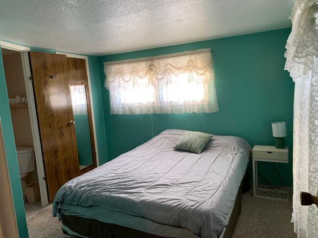 Building Photo - Great 4 bed 2 bath Mobile