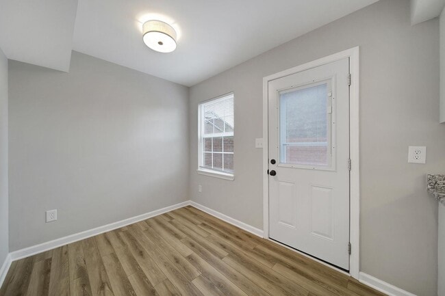 Building Photo - Lovely 3 Bed 2.5 Bath End Unit Townhome!