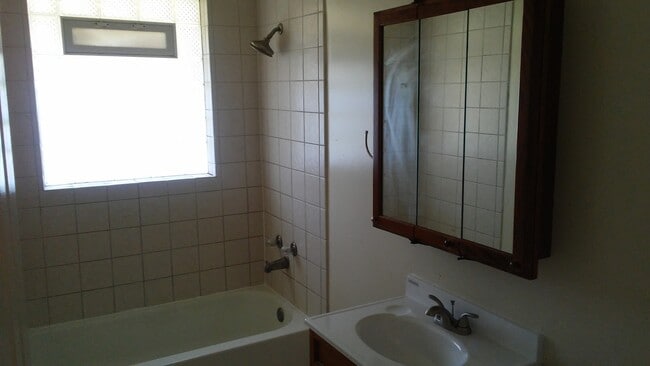 Building Photo - MASON,OHIO - 3 BED, 1  BATH, FAMILY ROOM  $1600  1st month rent free