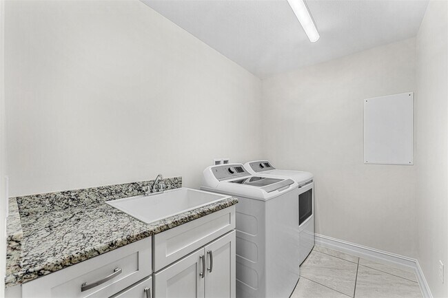 Building Photo - 1435 S Harbor City Blvd