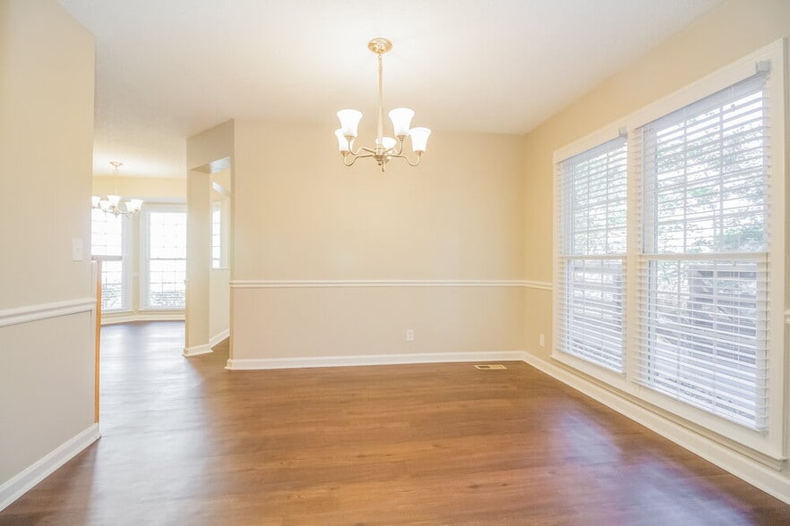 Building Photo - 606 Knollwood Dr