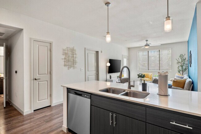 Building Photo - 711 W Broadway Rd