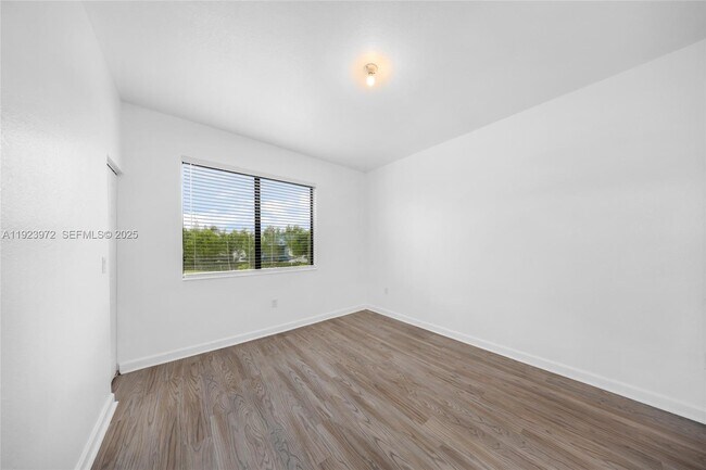 Building Photo - 268 NE 210th Way