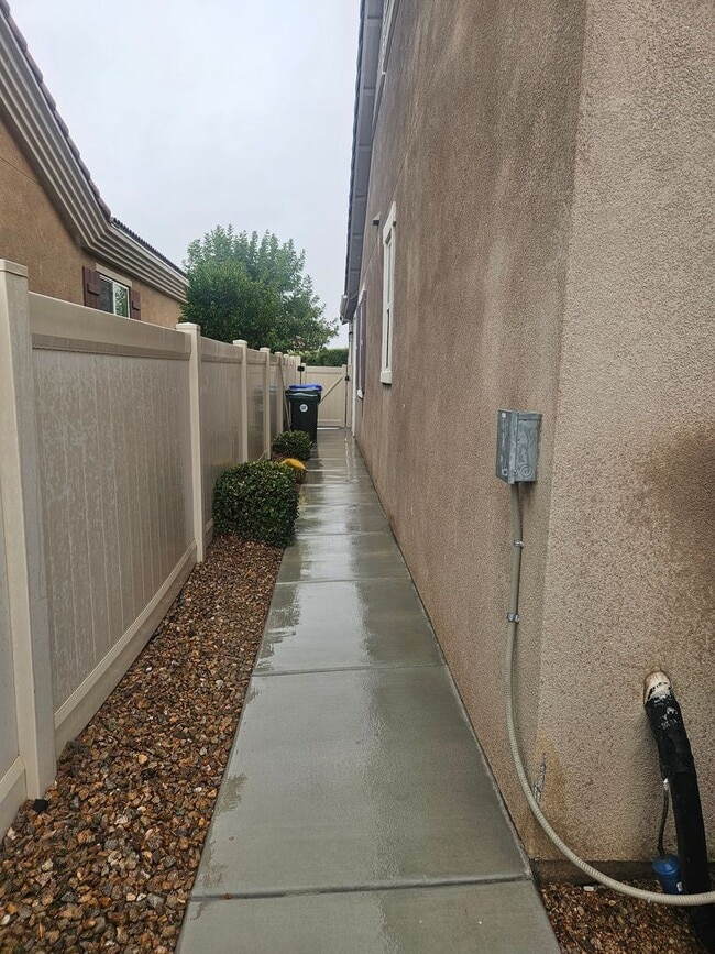 Building Photo - JESS RANCH - 3 BEDROOM