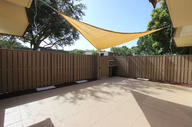 Building Photo - 606 6th Ct