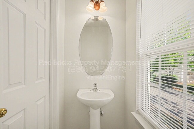 Building Photo - 15658 King Louis Ct