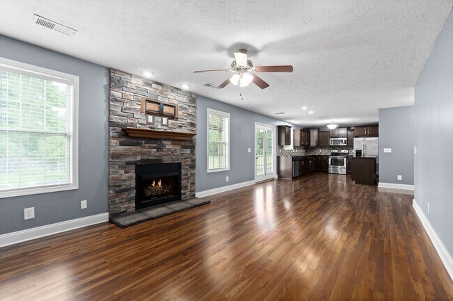 Building Photo - Pet Friendly Four Bedroom!