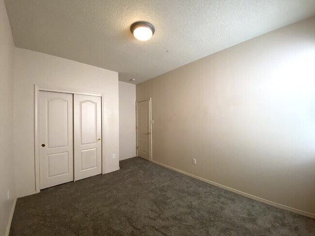 Building Photo - Spacious 3BR w/Office in the Cabezon Subdi...