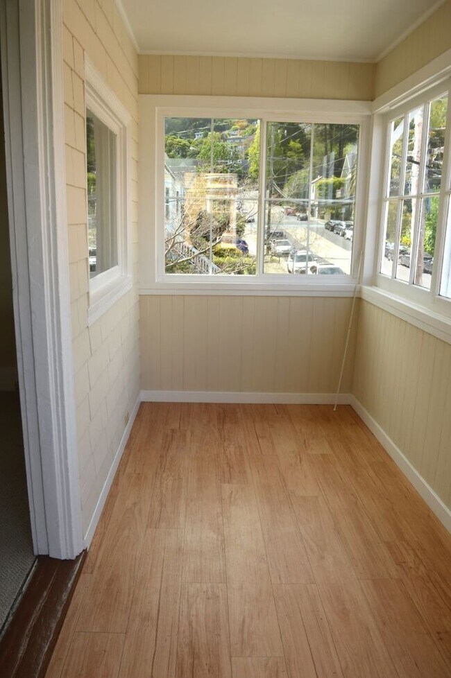Building Photo - Charming & Bright Unit in Sausalito Banana Belt!