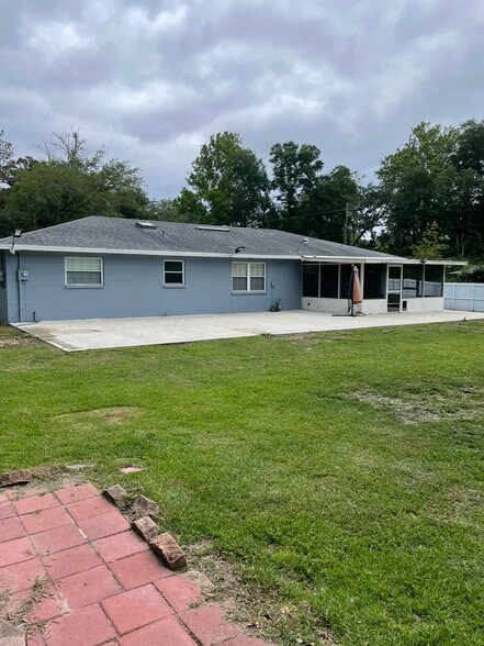 Building Photo - 1704 NW 39th Ter