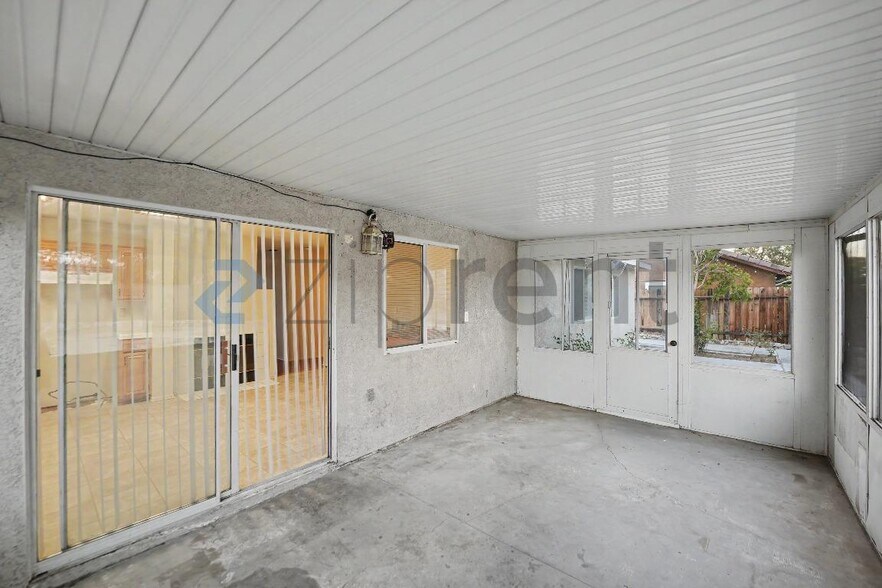 Building Photo - Unit