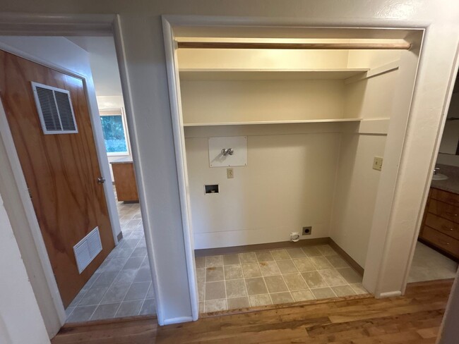 Building Photo - HALF OFF FEBRUARY RENT! 3 Bedroom 1.5 Bath in Desirable NW Corvallis