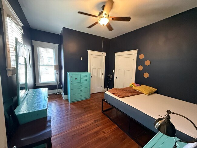 Building Photo - GERMANTOWN 2-BED 2-BATH FENCED YARD