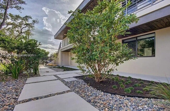 Building Photo - 1273 NE 38th St