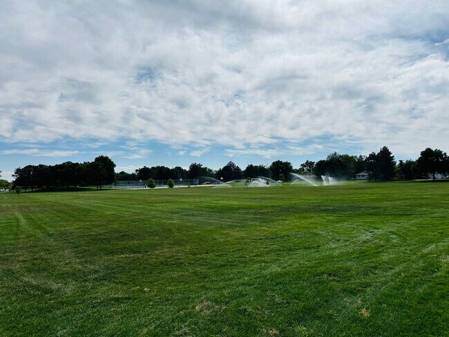 Building Photo - Bright and Spacious Duplex Style Home with HUGE Fenced in Backyard!!!