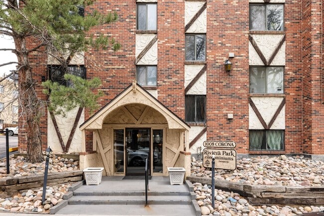 Building Photo - Top-Floor 2BA, 1BA Cap Hill Condo with Par...