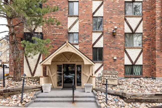 Building Photo - Top-Floor 2BD, 1BA Cap Hill Condo with Par...