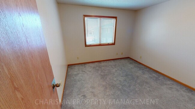 Building Photo - 3 BEDROOM, 2 BATH WALK IN TOWNHOME, ATTACH...