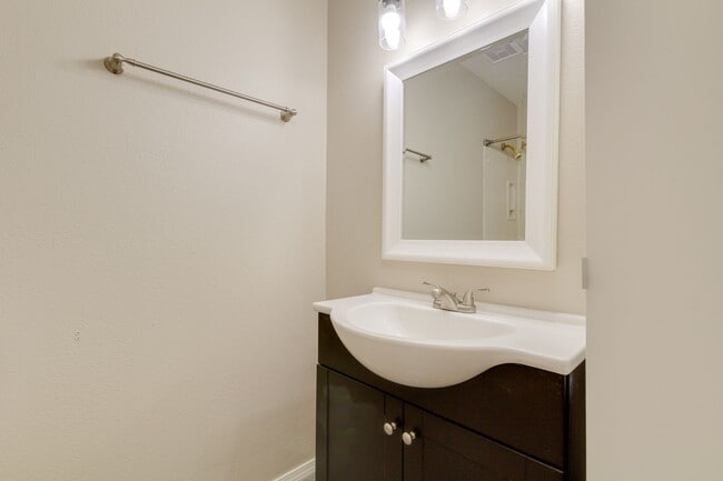 Building Photo - FABULOUS REMODELED HOME WITH POOL!