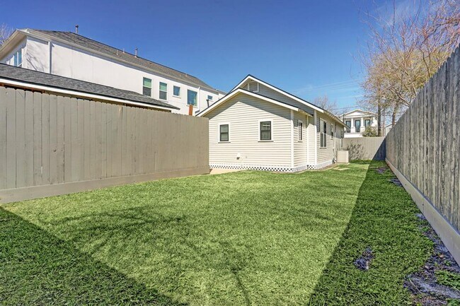Building Photo - 1025 Adele St