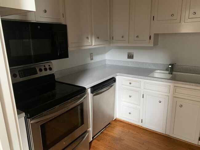 Building Photo - Prime Devine Street Location | 3 Bed, 3 Bath Available August 15