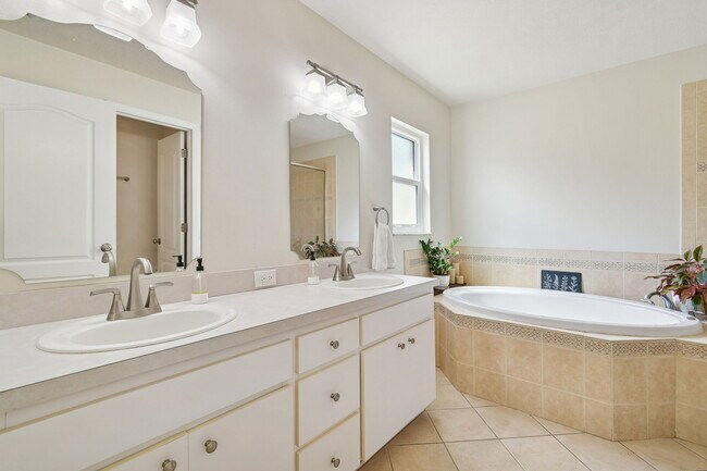 Building Photo - Tuscanny Street