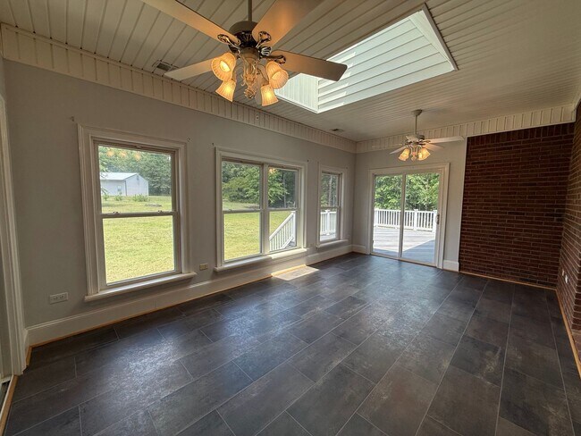 Building Photo - 785 Glenwood Dr