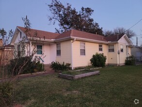 Building Photo - Single story 3 bedroom corner of 48th N 1/2