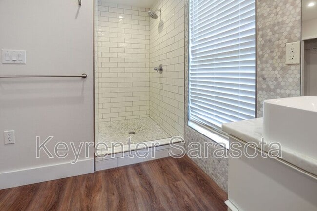 Building Photo - 2066 Roselawn St