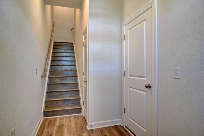 Building Photo - 3-Bedroom Townhome w/Attached Garage! Avai...