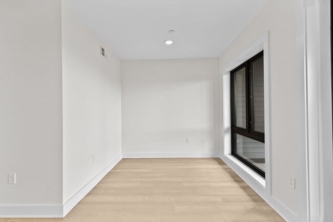 Building Photo - 85 Willow Ct