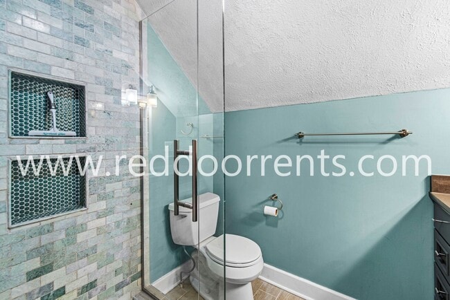 Building Photo - 2028 Hoyt Ave