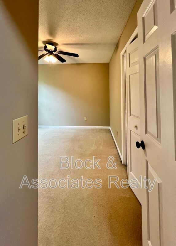 Building Photo - 1613 Round Hill Cir