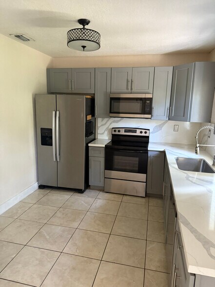 Building Photo - 328 S Biscayne River Dr