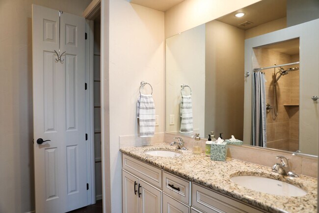 Building Photo - 2 Bed, 2 Bath Townhome