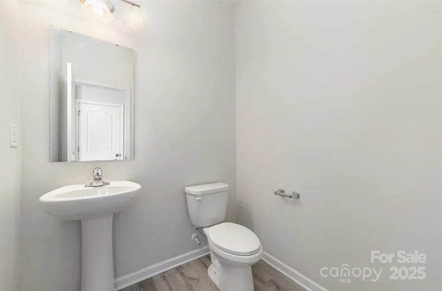 Building Photo - Room in House on Eastcott Ave