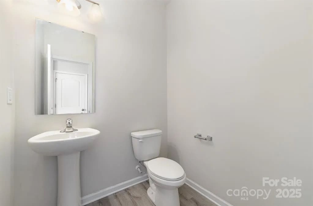 Building Photo - Room in House on Eastcott Ave