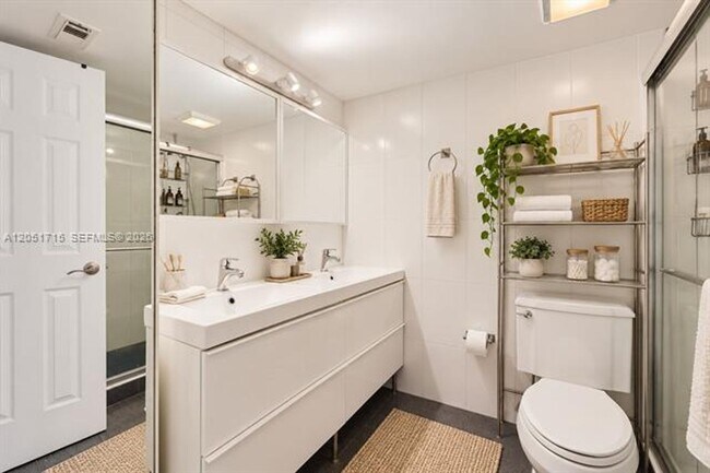 Building Photo - 1801 S Treasure Dr