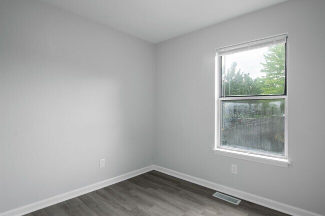 Building Photo - 4 Bed/2 1/2 Bathroom On Bus Line Undergrads Pets