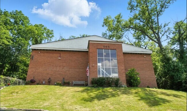 Building Photo - 506 Main St