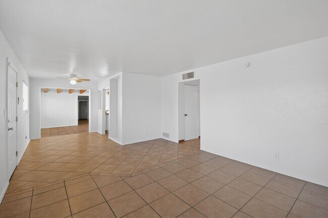 Building Photo - 2272 E Blacklidge Dr