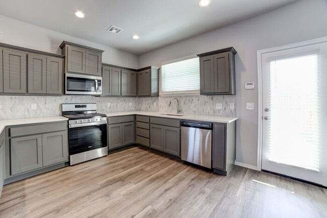 Building Photo - Brand New Luxury 4/2.5 Townhome! Move in S...