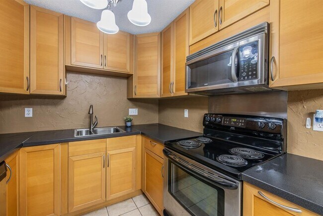 Building Photo - 1015 E Yager Ln