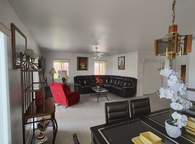 Building Photo - 616 White Water Dr