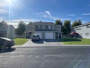 Building Photo - Townhouse/Duplex for Rent!