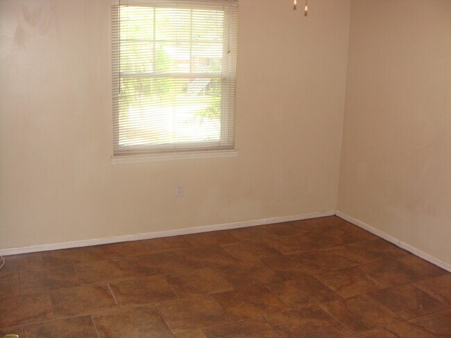 Building Photo - 1 Oak Forest Ln