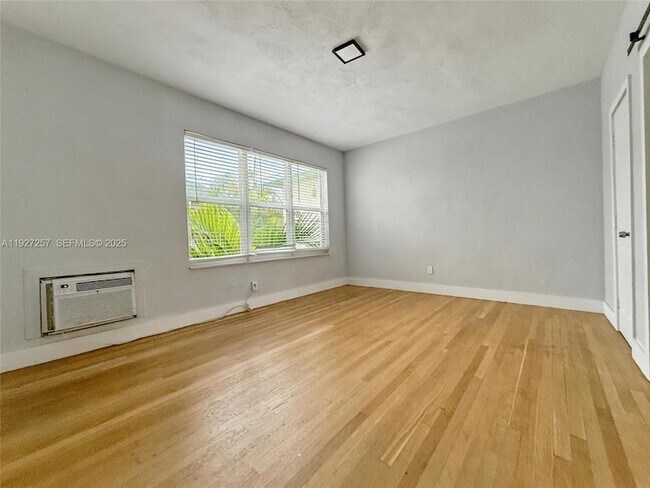 Building Photo - 315 W 28th St