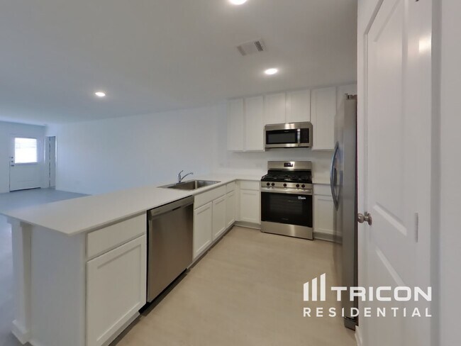 Building Photo - 3009 fantasy Terrace Dr