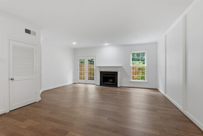 Building Photo - Charming Townhouse in Green Hills