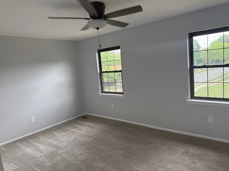 Building Photo - 216 Riva Dr